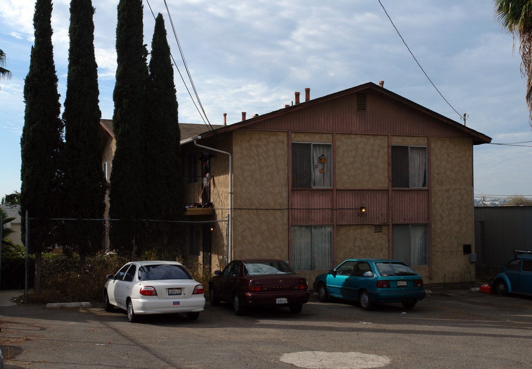9253 Birch St in Spring Valley, CA - Foto de edificio