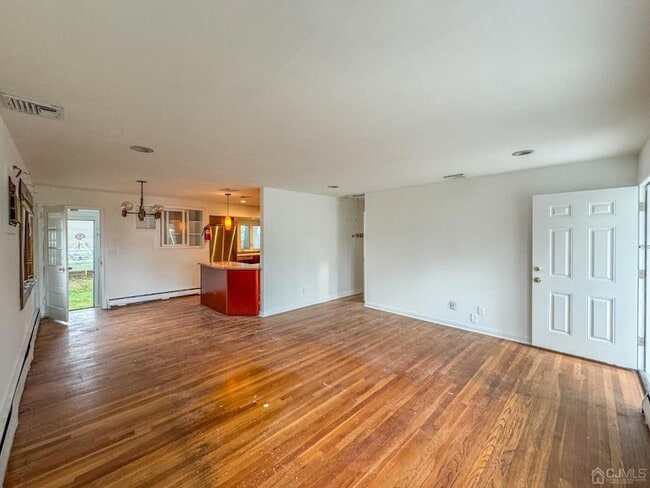 216 Julius St in Iselin, NJ - Foto de edificio - Building Photo