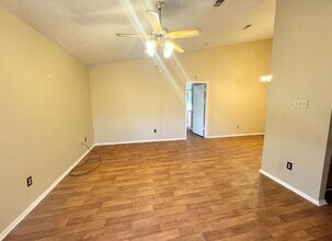 805 Lexington Rd in Elgin, TX - Foto de edificio - Building Photo