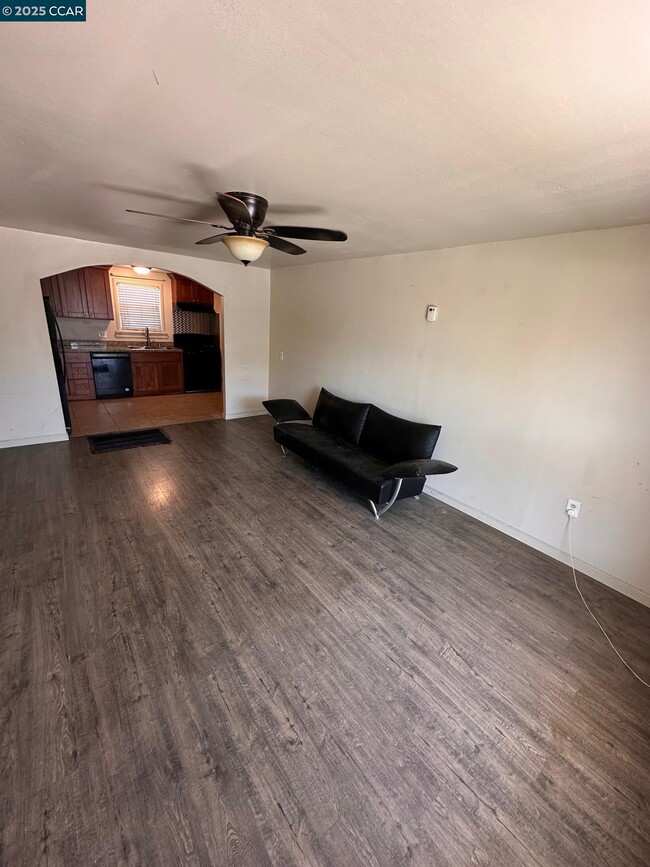 129 E 7th St in Antioch, CA - Foto de edificio - Building Photo