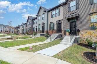 2042 Track Cir in Fredericksburg, VA - Foto de edificio - Building Photo