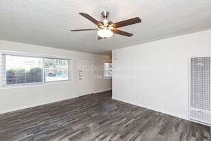 6206 Mission Gorge Rd in San Diego, CA - Building Photo