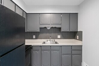 Potomac Village in Lansing, MI - Building Photo - Building Photo