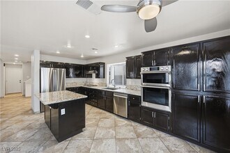 1849 Derbyshire Dr in Las Vegas, NV - Foto de edificio - Building Photo