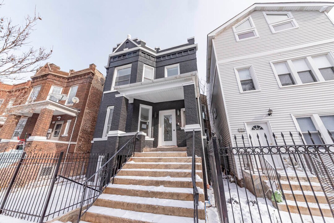 2825 N Rockwell St, Unit 2 in Chicago, IL - Building Photo
