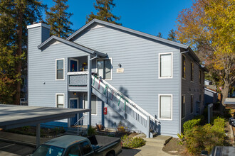 Cross Creek Apartments in Dublin, CA - Building Photo - Building Photo