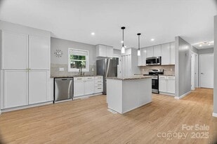 2501 Thornton Rd in Charlotte, NC - Building Photo