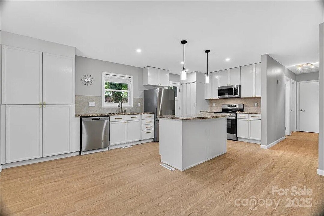 2501 Thornton Rd in Charlotte, NC - Building Photo