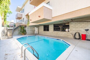 7013 Haskell Ave in Van Nuys, CA - Building Photo