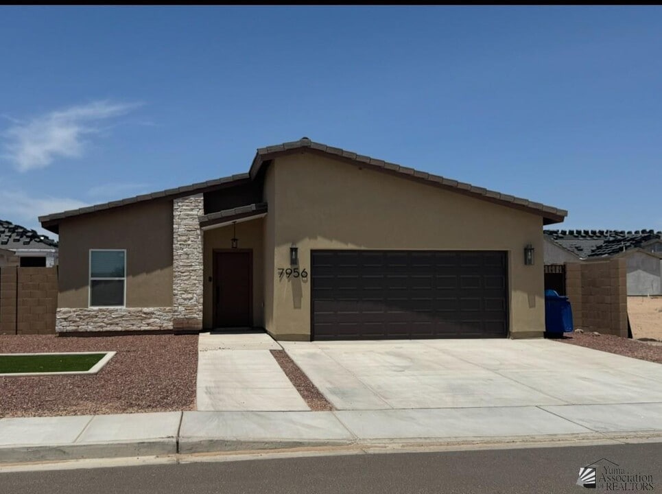 7956 E 35th Pl in Yuma, AZ - Building Photo