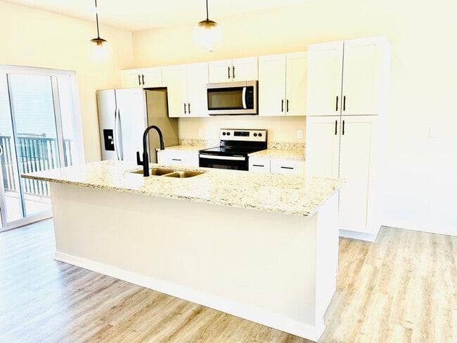 20877 South Ct in Elkhorn, NE - Foto de edificio - Building Photo