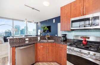 932 W Randolph St, Unit 54F in Chicago, IL - Building Photo - Building Photo