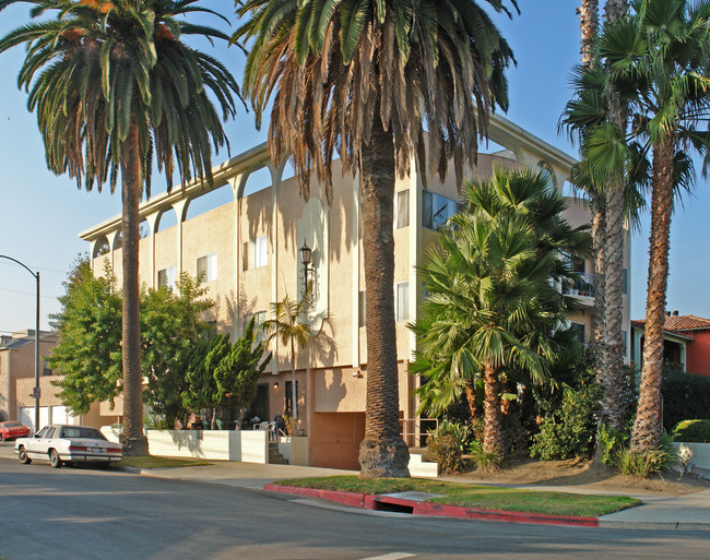 1551 S Sherbourne Dr in Los Angeles, CA - Foto de edificio - Building Photo