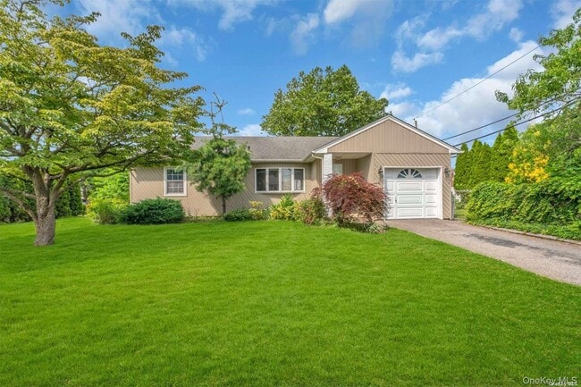 4 Cheshire Rd in Bethpage, NY - Building Photo - Building Photo