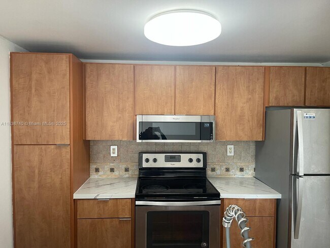 6995 NW 186th St in Hialeah, FL - Building Photo - Building Photo