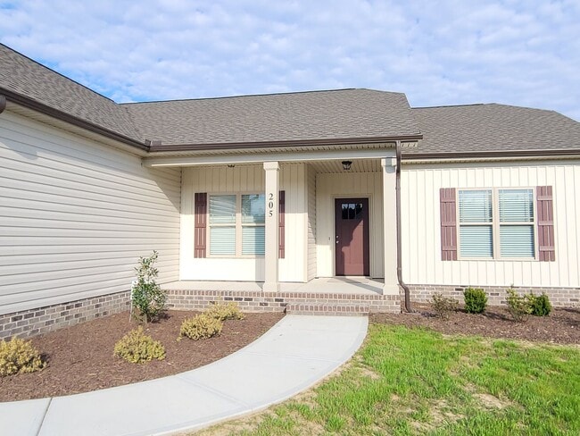 205 Fitzgerald Dr in Pikeville, NC - Building Photo - Building Photo