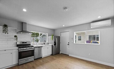 926 E 57th St in Los Angeles, CA - Building Photo - Building Photo