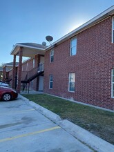 McAllen Square Apartments in McAllen, TX - Foto de edificio - Building Photo