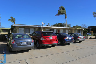 Halekulani Apartments in Imperial Beach, CA - Foto de edificio - Building Photo