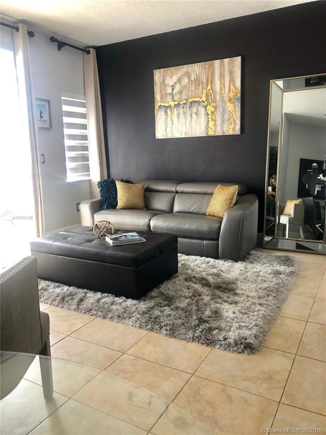 18340 NW 68th Ave-Unit -B in Hialeah, FL - Foto de edificio - Building Photo