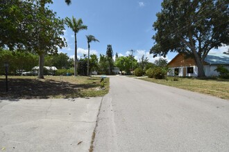 3461 Lakeview Dr in Naples, FL - Building Photo - Building Photo