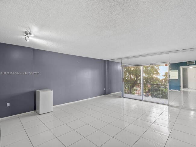 4172 Inverrary Dr in Lauderhill, FL - Building Photo - Building Photo