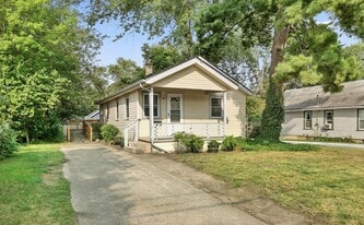 2115 Oakwood Ave NE in Grand Rapids, MI - Building Photo