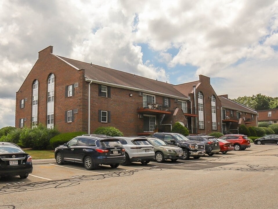 10 Williamsburg Ct in Shrewsbury, MA - Building Photo