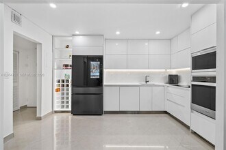 19390 Collins Ave, Unit 209 in Sunny Isles Beach, FL - Foto de edificio - Building Photo