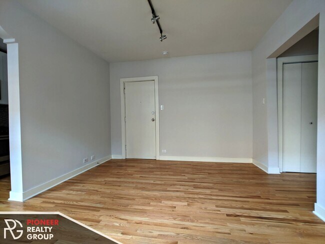 2424 N Kedzie Blvd, Unit 2420-109 in Chicago, IL - Building Photo - Building Photo