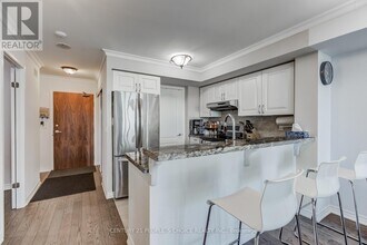 33 Elm Dr W in Mississauga, ON - Building Photo - Building Photo