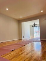 16 Oldwood Rd S in Port Washington, NY - Building Photo