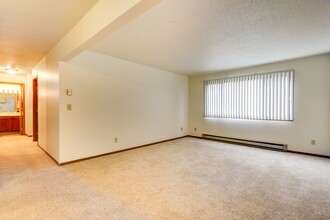 Oakwood Apartments in Fargo, ND - Building Photo - Building Photo