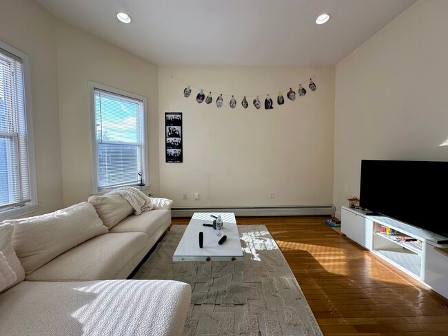 143 Hillside St, Unit 3 in Boston, MA - Foto de edificio - Building Photo