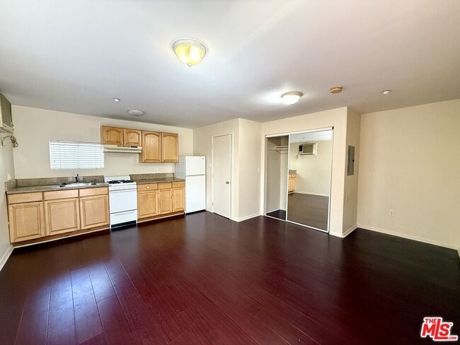 364 N San Vicente Blvd in West Hollywood, CA - Foto de edificio - Building Photo