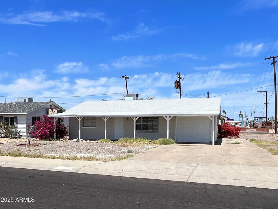 11102 W Connecticut Ave in Youngtown, AZ - Building Photo