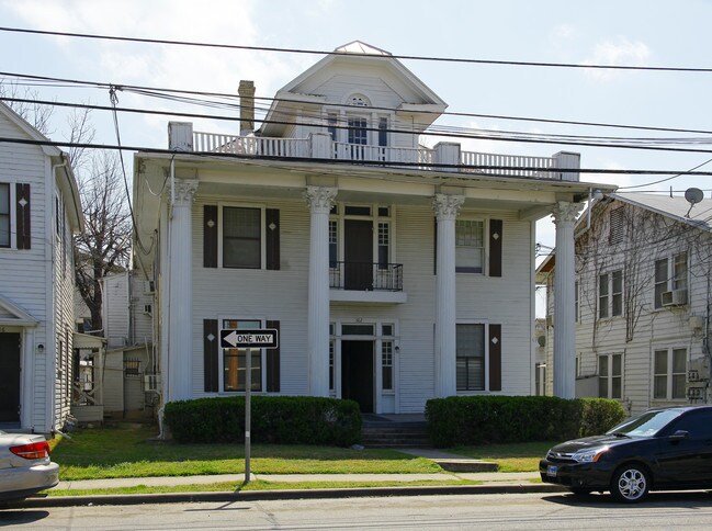 512 E Quincy St in San Antonio, TX - Foto de edificio - Building Photo