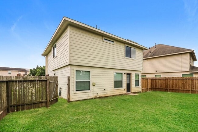 3026 Junction Dr in Houston, TX - Building Photo - Building Photo