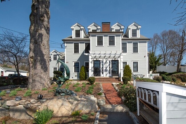 108-110-110 Elm St in Cohasset, MA - Building Photo - Building Photo