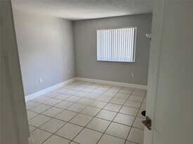 7125 NW 186th St, Unit 101 in Hialeah, FL - Building Photo