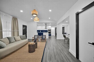 7335 SW 104th St in Kendall, FL - Building Photo - Building Photo