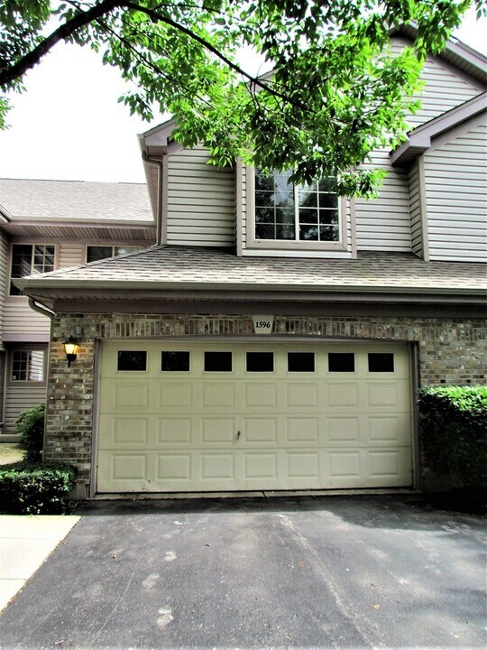 1596 N St Marks Pl in Palatine, IL - Foto de edificio