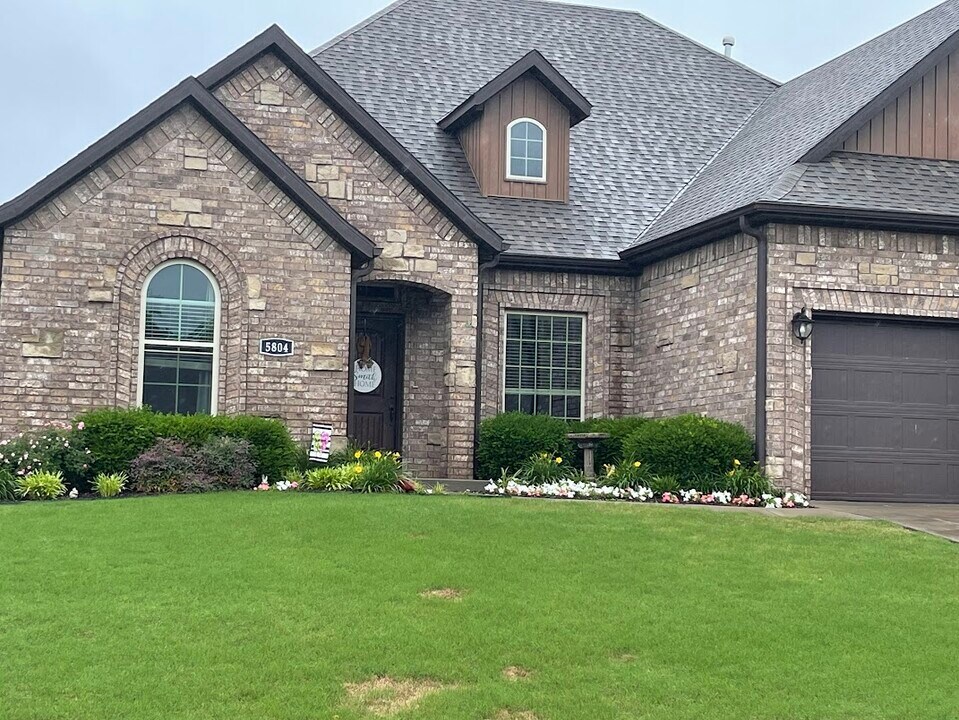 5804 S 66th St in Cave Springs, AR - Foto de edificio
