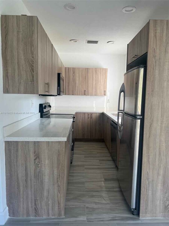 17690 NE 19th Ave in North Miami Beach, FL - Building Photo