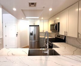 4750 Templeton St, Unit 1111 in Los Angeles, CA - Foto de edificio - Building Photo