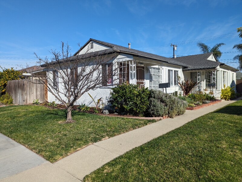 2268 Granada Ave-Unit -1 in Long Beach, CA - Building Photo