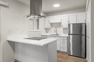 1912-1914-1914 SE Tacoma St in Portland, OR - Building Photo