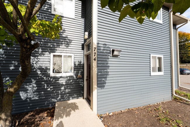 774 Terrace Ct in Elgin, IL - Building Photo - Building Photo