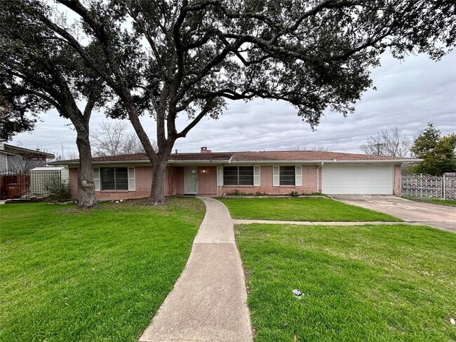 4900 Beverly Skyline in Austin, TX - Building Photo - Building Photo