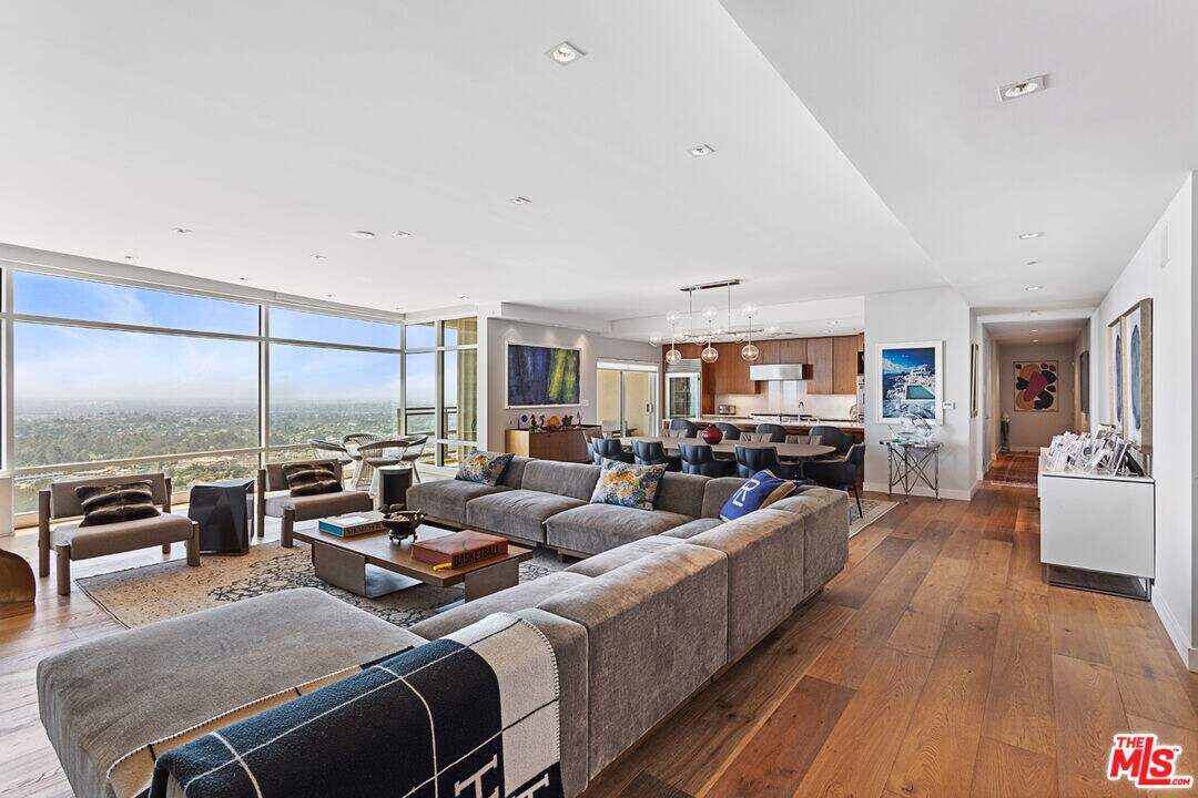 1 W Century Dr in Los Angeles, CA - Building Photo